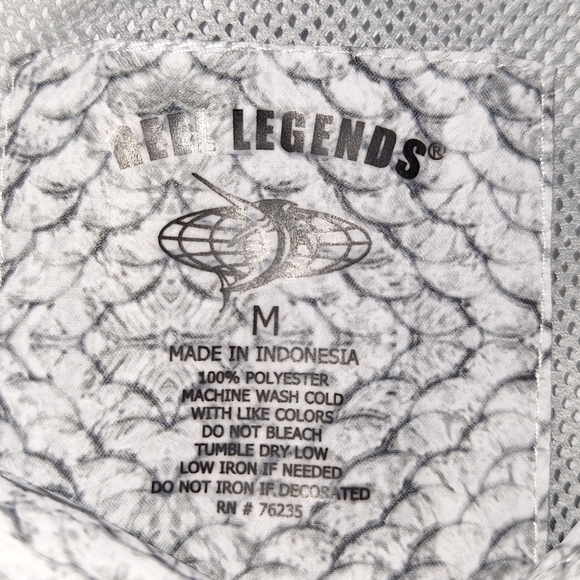 A Reel Legends men's medium long sleeve fishing shirt. Silver fishscale pattern - Picture 3 of 8